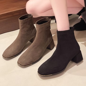 方頭靴．優雅純色絨面金屬邊條粗跟短靴．白鳥麗子