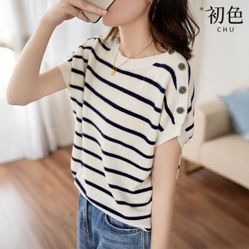初色 簡約風條紋印花輕薄透氣圓領鈕扣裝飾短袖針織衫上衣女上衣-共2色-14391(F可選)