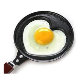 【煎蛋鍋-心形-鐵製-12】壽司工具 飯團模具 煎餅工具 巧克力模具 心形煎蛋鍋 愛心造形(直徑12柄長14cm)-8001016