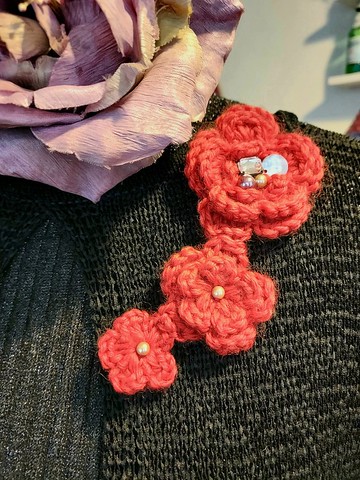 串串紅山茶花別針