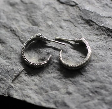 Ouroboros 蛇食尾飾品耳環。古老象徵蛇戒指。