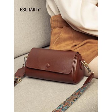 真皮枕頭包女2025新款小眾設計圓筒包高級感單肩小包女寬帶斜挎包