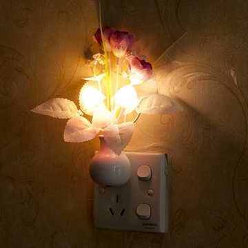 葉子小舖 芬芳花藝光控七彩LED夜燈 白色 + 紅花 浪漫氛圍燈