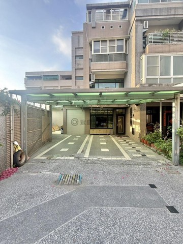澄清湖║大地坪大面寬║ 社區型併排雙車墅｜高雄市鳥松區松竹街
