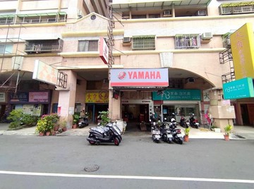 文山特區旁-超級醒目1+2+夾層樓店｜高雄市鳳山區八德路