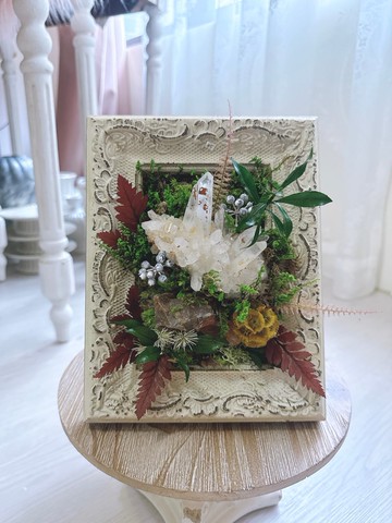 侏羅紀公園變成一幅畫。白水晶簇原礦 。永生葉材綠植栽