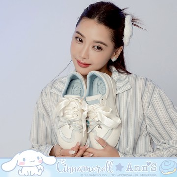 Ann’S X Sanrio三麗鷗 大耳狗喜拿聯名 雲朵協奏曲 夢幻緞面小蝴蝶結 綁帶休閒鞋3cm