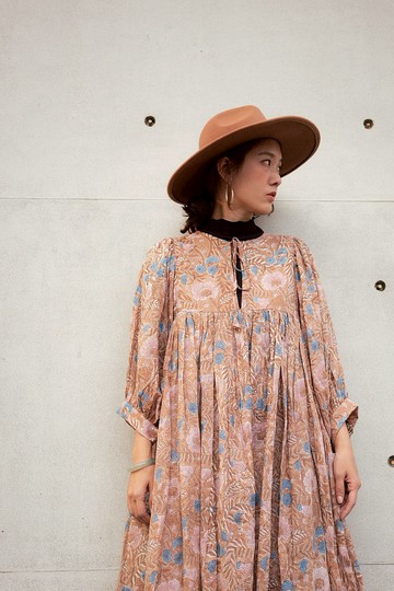 澎澎袖長洋裝_咖底藍花