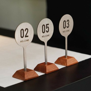 標示牌 指示牌 立牌 展架 宣傳牌 廣告牌 免運 開立發票 不銹鋼桌號牌立式訂製餐飲店燒烤店餐桌數字牌二維碼掃碼點餐牌編