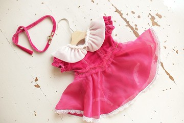 適合新生女孩的粉紅連身衣：小女孩的完美服裝