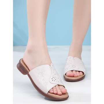 真皮軟底媽媽拖鞋鏤空透氣繡花老人涼拖中老年防滑平跟一字拖清倉