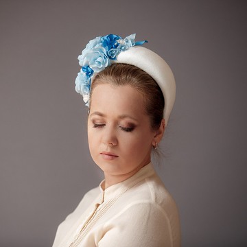 淡藍色婚禮迷人頭帶。用於特殊活動的加墊天鵝絨頭帶