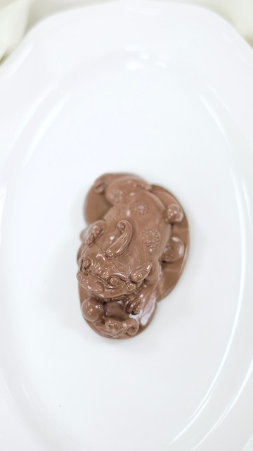 阿拉善瑪瑙金蟾雕刻