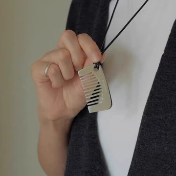 BAi白媽媽 梳子項鍊／電鍍銀長款吊墜毛衣鏈－【356230】