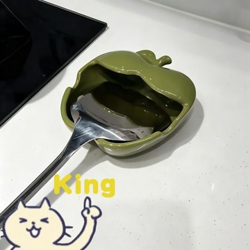 【臺灣出貨】蘋果陶瓷鍋鏟置物架 檯面擺放湯勺鍋蓋操作 家用廚房骨碟置物碟適用 耐熱陶瓷易於擦拭清潔 烹飪料理擺放廚具使用