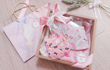 手作彌月禮盒【粉粉女寶系列】禮盒四件組-圍兜安撫巾平安符袋