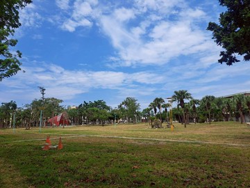 小港國際花市店住透天 ｜高雄市小港區崇敬街