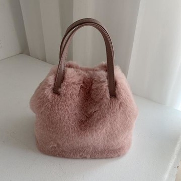 大容量毛毛包女秋冬水桶包柔軟斜挎包仿兔毛時髦手提包斜挎包