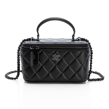 CHANEL香奈兒 24A 小羊皮化妝箱包(黑黑logo黑金屬&皮革鏈帶)