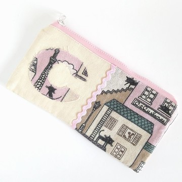 【現貨】英文字母貼花拉鍊包 口罩收納袋 (c ‧ 粉色 ‧ 子猫)