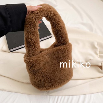 現貨包包｜超Q羊羔毛迷你小水桶包【G60202】秋冬 熊寶寶 毛絨絨 可愛小包 小提包 小廢包 手提袋