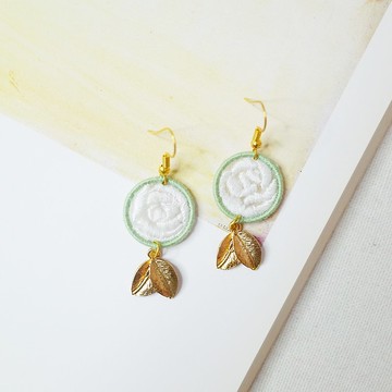 白玫瑰 手刺繡耳環 耳夾/耳勾