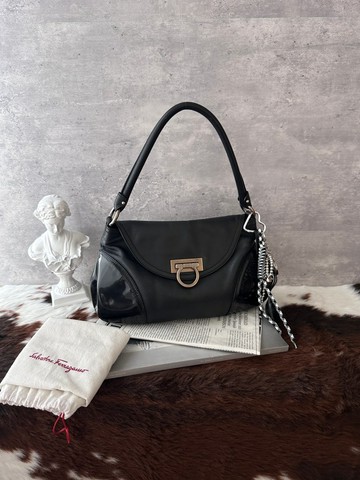 Ferragamo Gancini 拼皮 Shoulder Bag 低調全黑・亮面拼皮