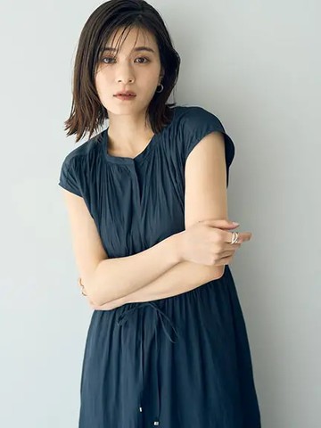 素面法式袖抓褶腰抽繩連身洋裝