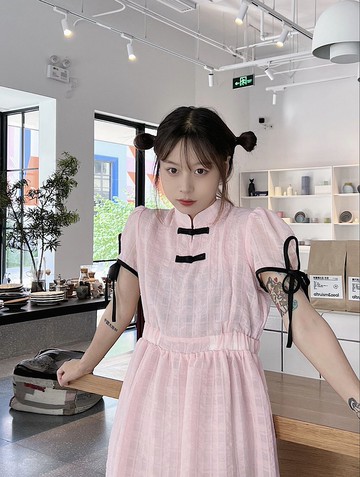 新中式 盤扣立領正肩 粉色泡泡格洋裝 寬鬆