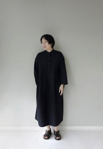 黑色立體泡泡棉 立領通勤極簡氣質洋裝
