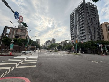 中山國小捷運站旁方正大2房有大陽台｜台北市中山區民權東路二段