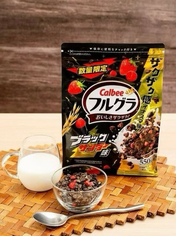 【現貨】日本Calbee雷神 聯名麥片 雷神巧克力 穀物麥片 卡樂比 期間限定 草莓穀物 黑雷神巧克力