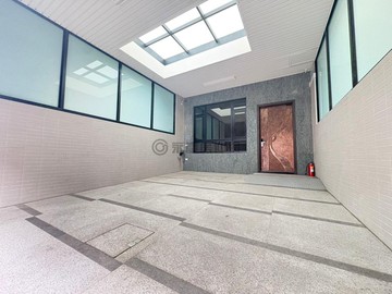 南屯隱富聚落｜稀有輕屋齡｜臨路雙車電梯別墅｜台中市南屯區新富一街