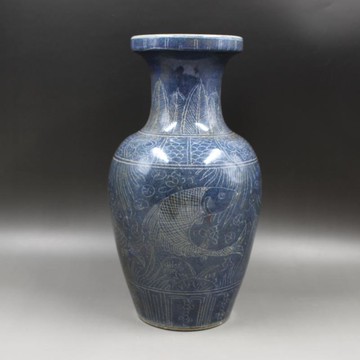 明嘉靖藍地雕刻魚澡紋魚尾瓶 手工仿古出土瓷器擺件 古董古玩收藏1入