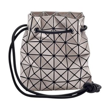 ISSEY MIYAKE 三宅一生BAOBAO WRING亮面抽繩水桶包(米色)