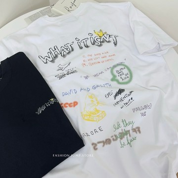 【FJstore】韓國 What it isnt 小飛人 左胸文字小標 後背塗鴉款 短T 短踢 寬鬆 落肩 圓領短袖上衣