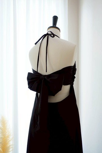 黑色連身裙，露背設計，長裙，適合海邊度假。