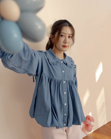 姵萱聯名 袖抽皺娃娃領牛仔上衣-淺藍 S/M