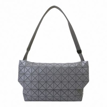 ISSEY MIYAKE BAOBAO-幾何方格翻蓋磁釦肩背包(霧淺灰)