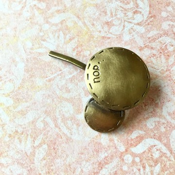織線點綴的錢幣髮飾扣