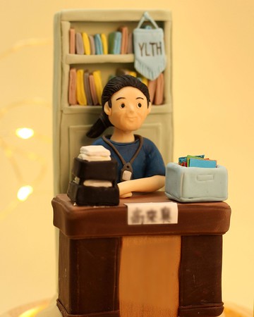 榮休記念小禮品,內有LED燈效,可客製名字.提供相片客製人物造型