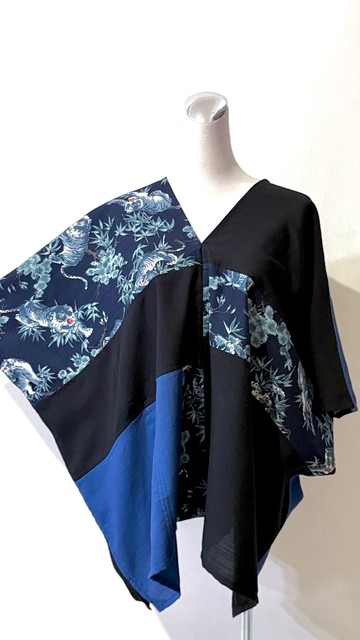 透氣寬版設計不對稱藍黑拼接松竹虎中性四角衣罩衫