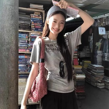 美式復古字母印花 短袖 純欲收腰設計感 顯瘦 辣妹夏日短袖T恤 百搭舒適 透氣 大碼棉質上衣 韓版修身上衣