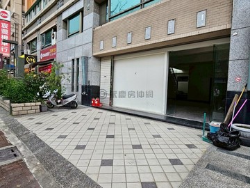 鄰近楠梓土庫家樂福~ 臨路面寬大店面1F+夾｜高雄市楠梓區土庫一路