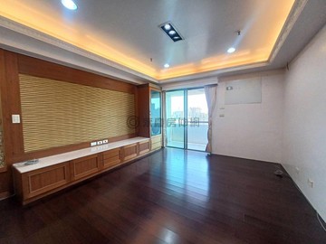 亞灣三多商圈景觀三房平車｜高雄市苓雅區忠孝二路