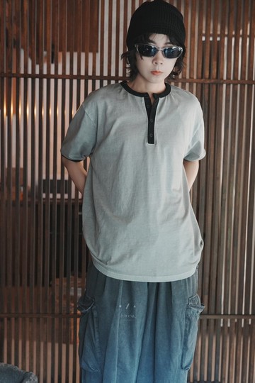 跳色領亨利短袖上衣TEE - 2色 - 深灰