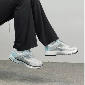 隔日到 ☆小B之都☆ Nike Zoom Vomero 5 網布皮革 舒適 低筒兒童跑步鞋 灰色 HQ3255-043