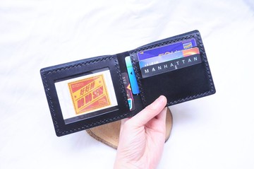 【3咭位相片短夾—黑色｜NERO 】好好縫 皮革材料包 免費刻字 手工包 情侶銀包 皮夾 短銀包 短財 簡約實用 意大利皮 植鞣革 皮革DIY 伴侶 纖薄 真皮 原色啡黑深藍綠橙紅灰等 超過五十皮色選擇