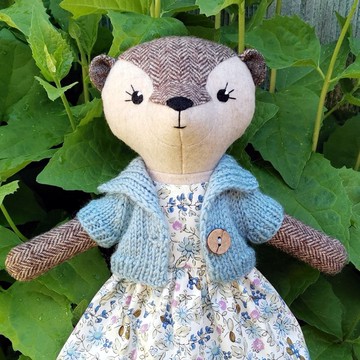 米色水獺女孩，手工布藝毛絨玩具，羊毛填充水獺娃娃