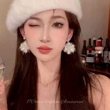 〔17優選〕金色雪花毛絨耳環 秋冬聖誕配飾 輕奢氣質感耳環 毛絨水鑽雪花耳釘 聖誕跨年派對流行飾品 冬季雪花聖誕禮物